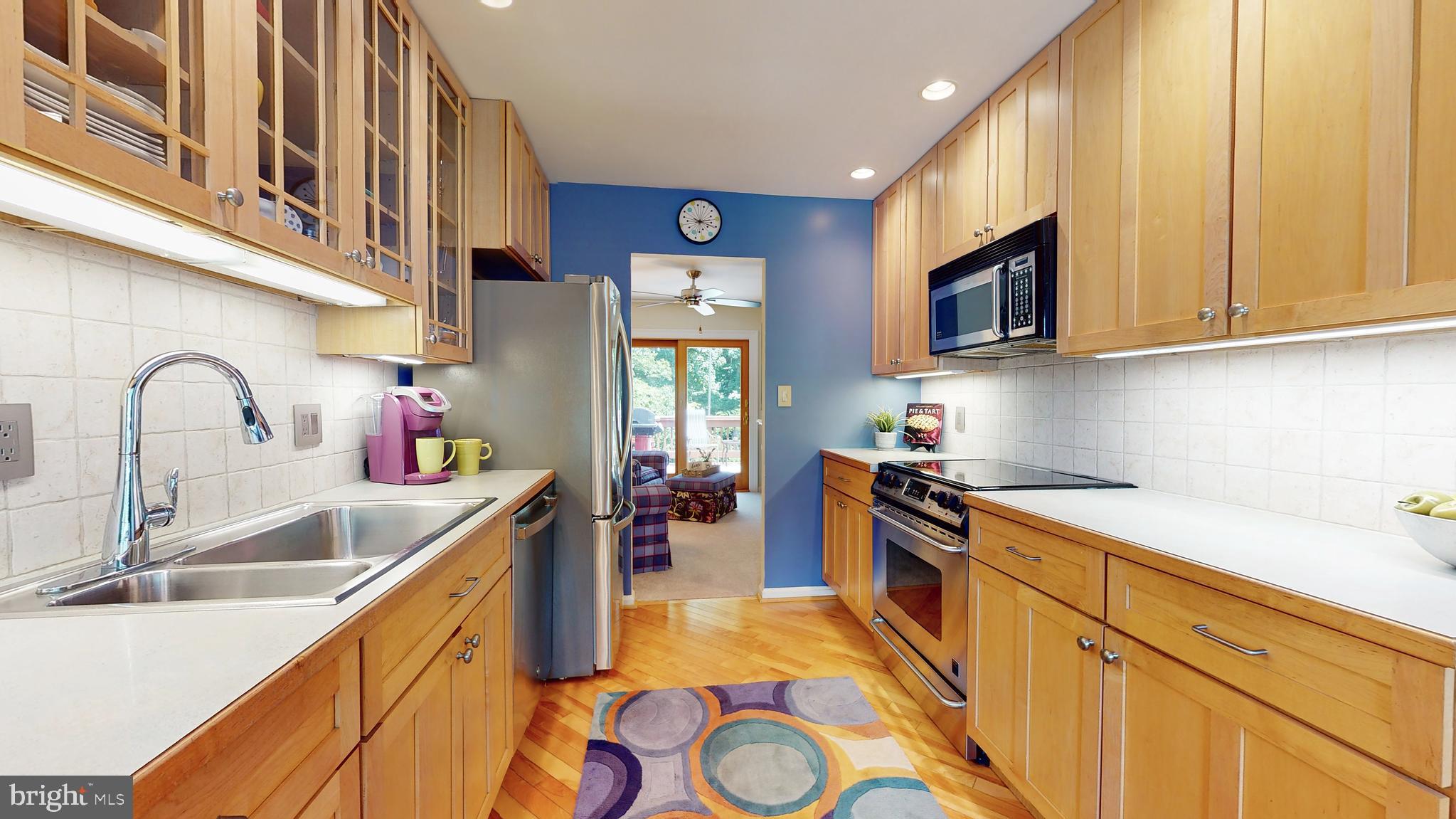 7919 St George Court Springfield, VA 22153 - Photo 8 of 51 Gorgeous Maple Cabinets!