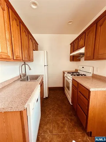 $2,800 | 419 Lake Avenue, Lyndhurst, NJ 07071