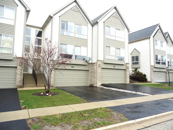 $2,750 | 642 Diamond Pointe Drive, Mundelein, IL 60060