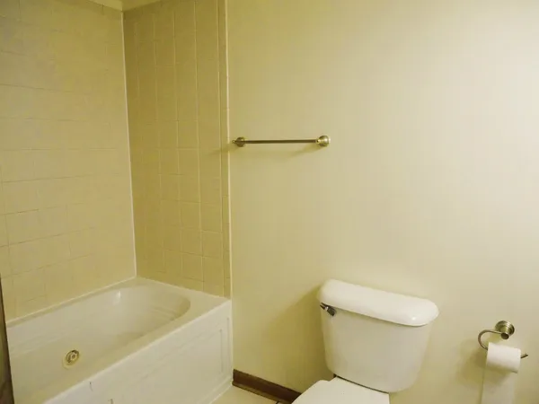 $2,750 | 642 Diamond Pointe Drive, Mundelein, IL 60060