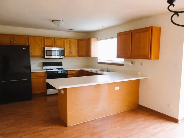 $2,750 | 642 Diamond Pointe Drive, Mundelein, IL 60060