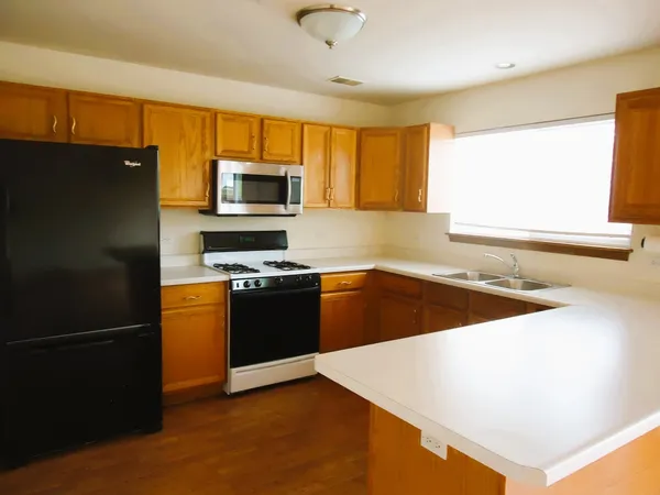 $2,750 | 642 Diamond Pointe Drive, Mundelein, IL 60060