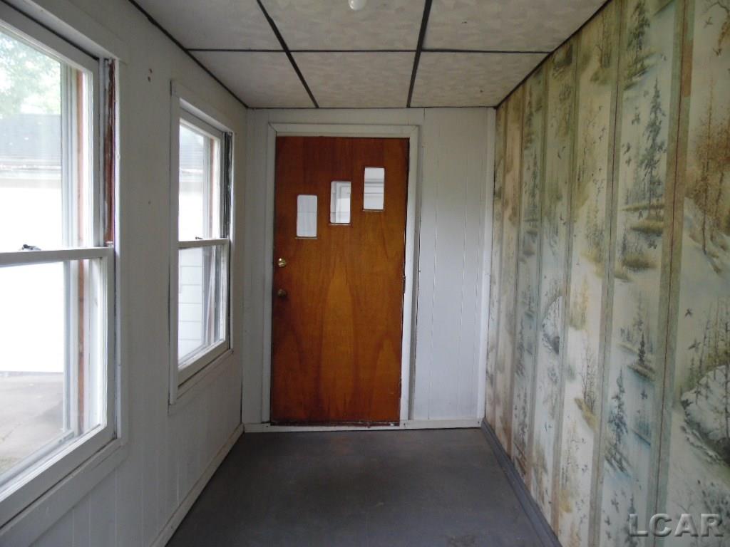936 Division Street Adrian, MI 49221 - Photo 3 of 16 31298401-2.JPG