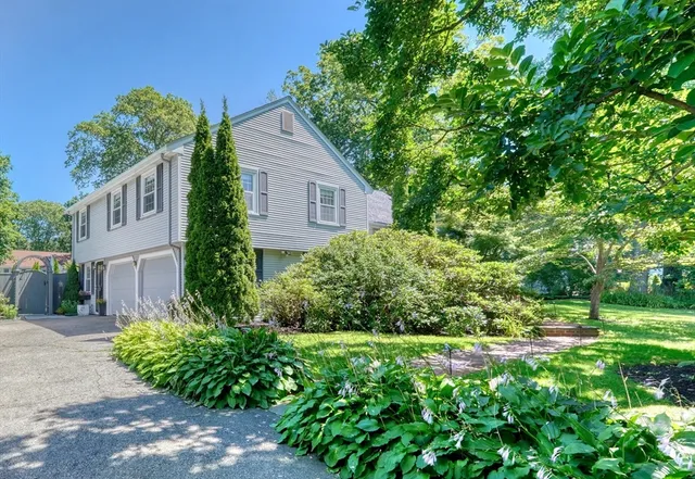 a view of a yard in front of house