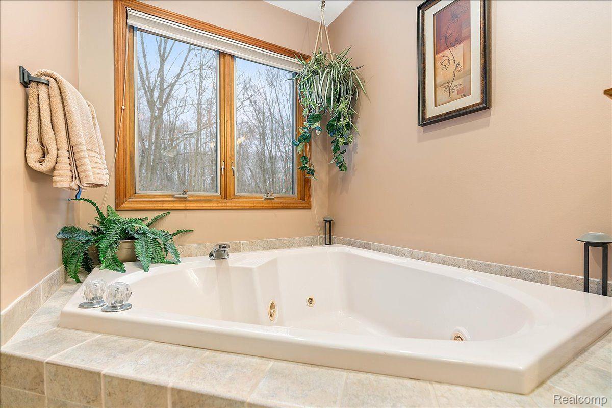 21851 Prince Road Belleville, MI 48111 - Photo 32 of 59 Luxurious jetted tub in primary bath