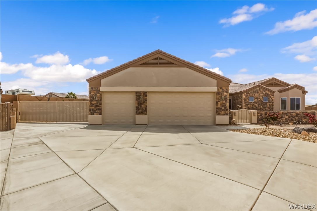 2708 Discovery Road Bullhead City, AZ 86442 - Photo 3 of 90 a view of a house with a yard
