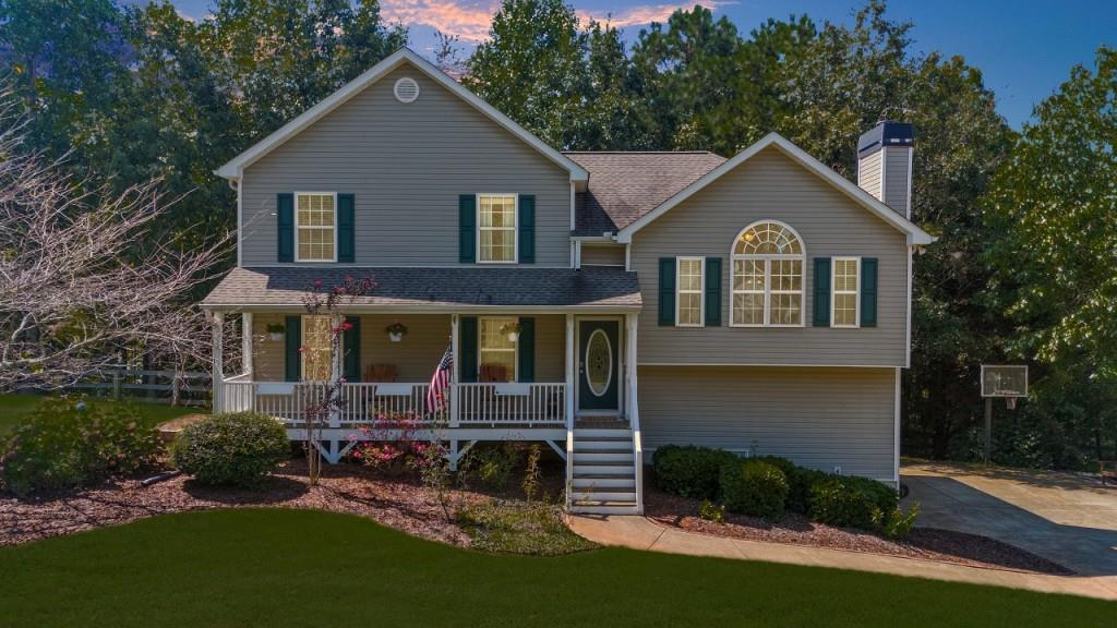 a view of a yard in front of house