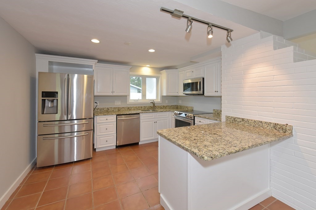10 Tara Road Framingham, MA 01701 - Photo 5 of 38 Gallery Image 5