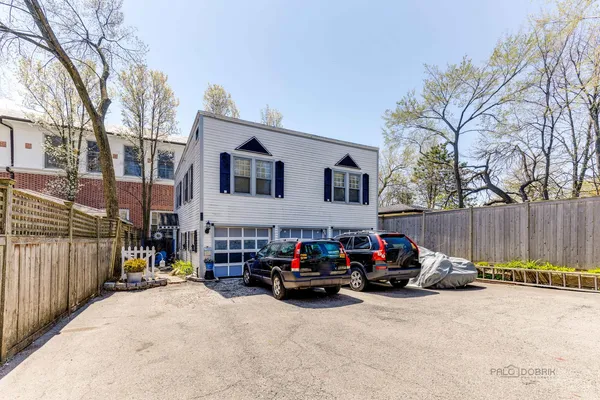 $2,850 | 389 East Deerpath Road, Unit 1, Lake Forest, IL 60045