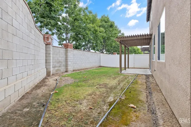 a view of a house with backyard and porch