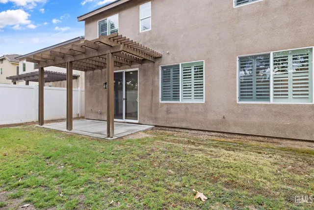 a view of a house with backyard and garden