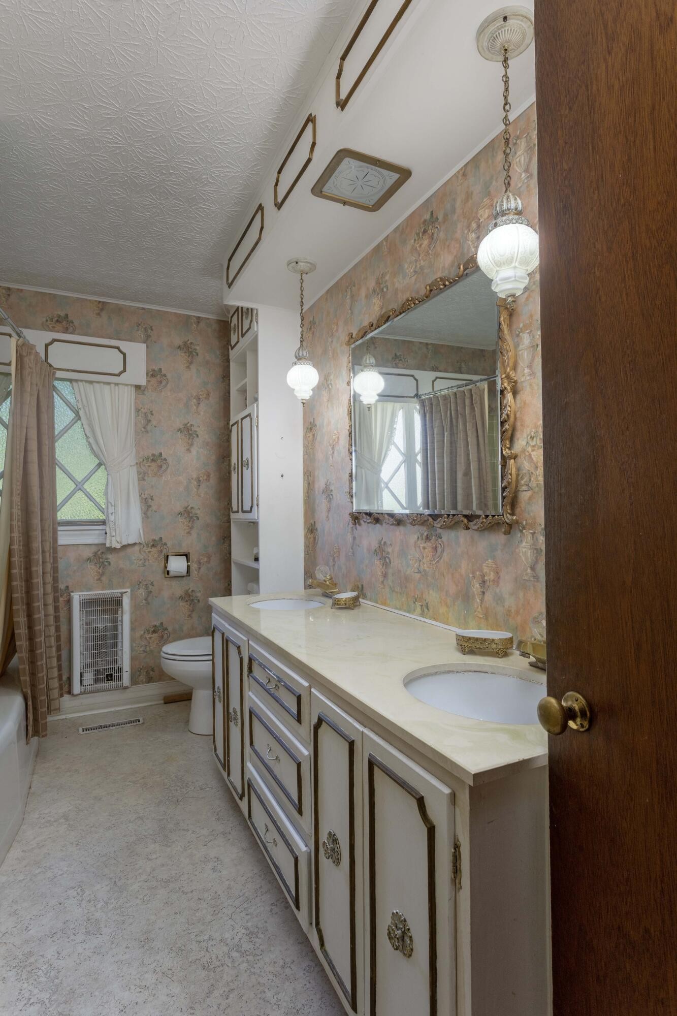 1267 New Lake Road Spring City, TN 37381 - Photo 25 of 48 a bathroom with a double vanity sink and a mirror