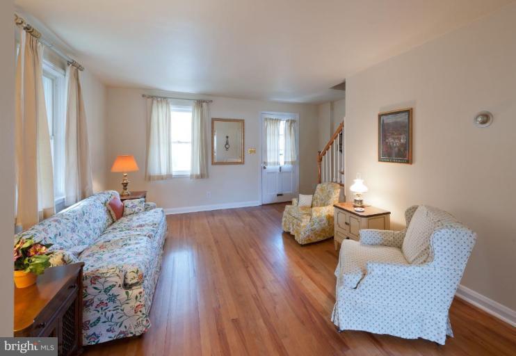 6926 Broening Road Dundalk, MD 21222 - Photo 2 of 14 Living Room
