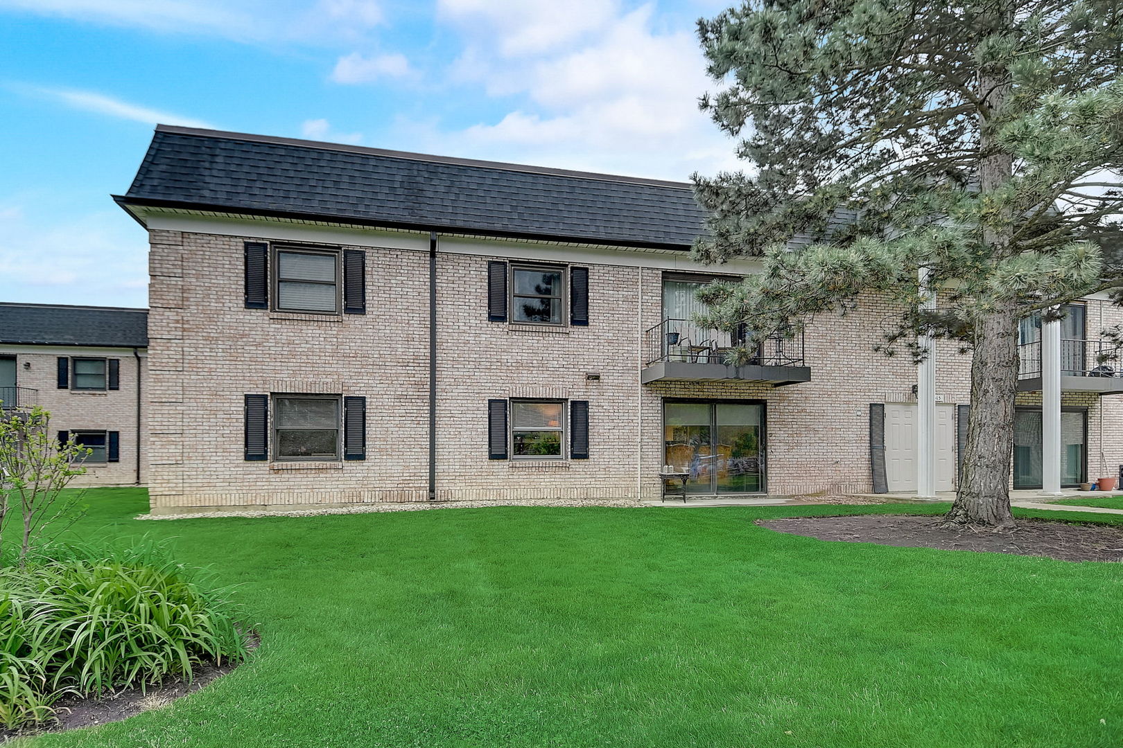 3315 Kirchoff Road, Unit 2A Rolling Meadows, IL 60008 - Photo 1 of 22 Gallery Image 1