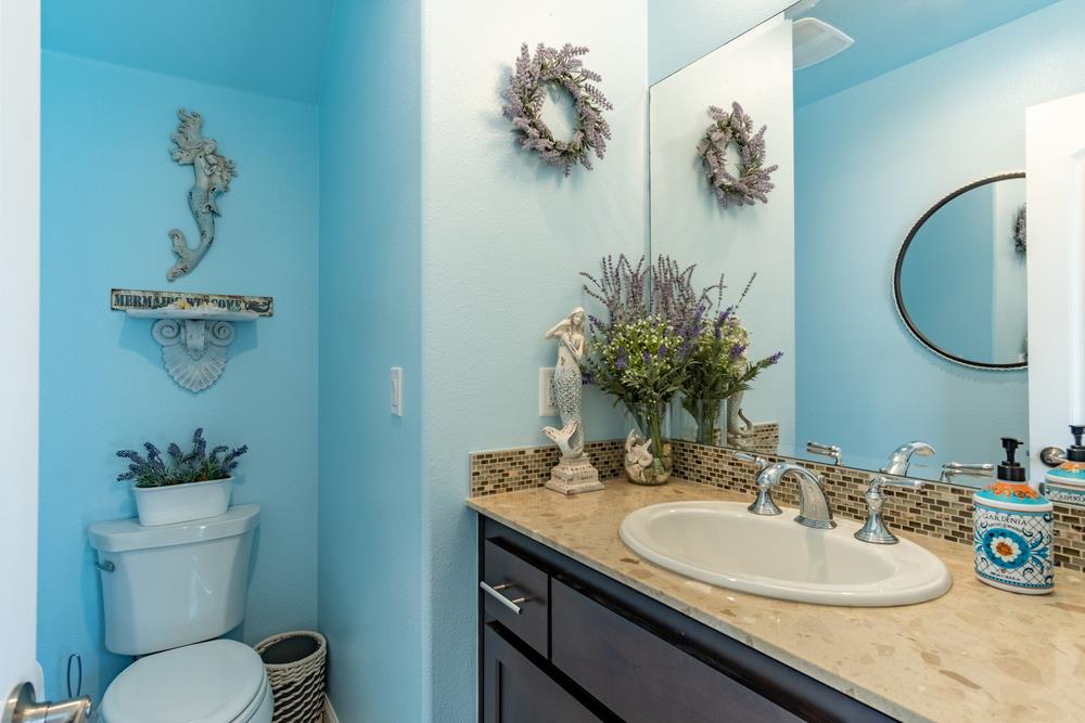 112 Springtime Circle Hollister, CA 95023 - Photo 21 of 63 a bathroom with a toilet a sink and mirror