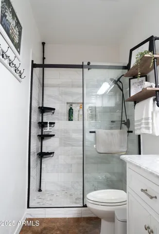 a bathroom with a toilet and a shower