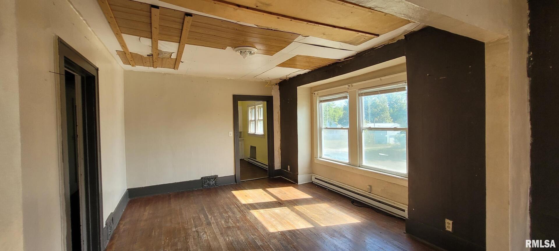 526 South 19th Street Mount Vernon, IL 62864 - Photo 2 of 12 a view of hallway with wooden floor