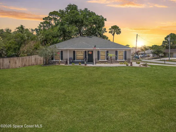 a view of a house with a yard