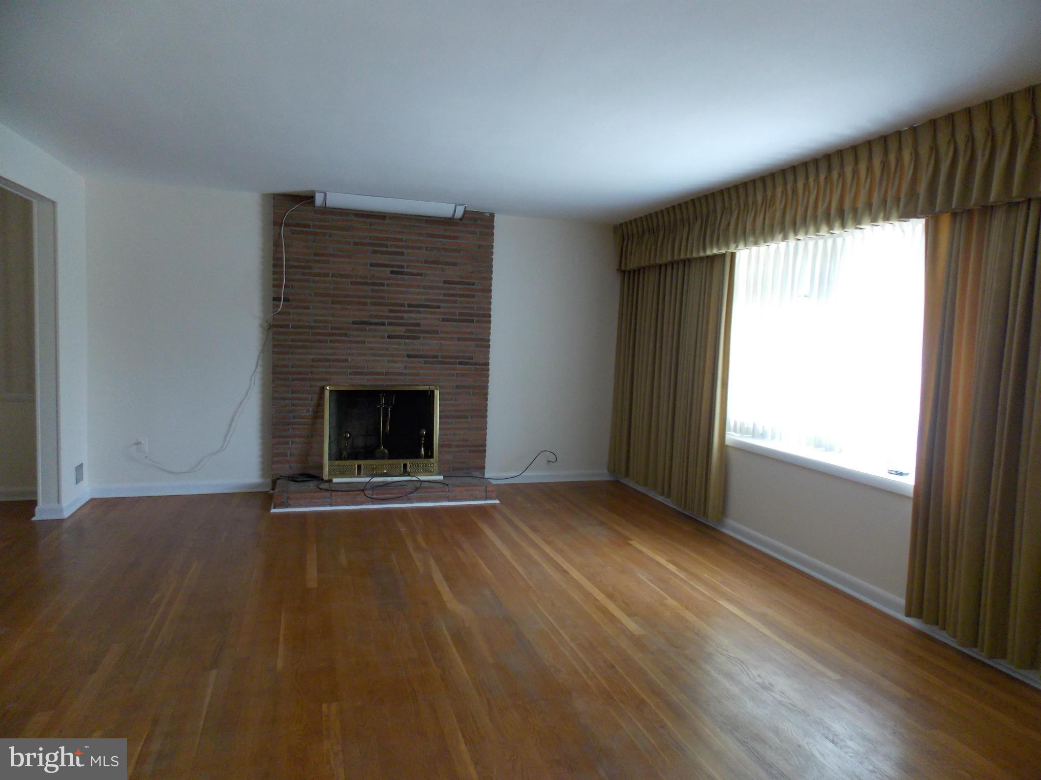 11000 Inwood Avenue Silver Spring, MD 20902 - Photo 3 of 12 Living Room