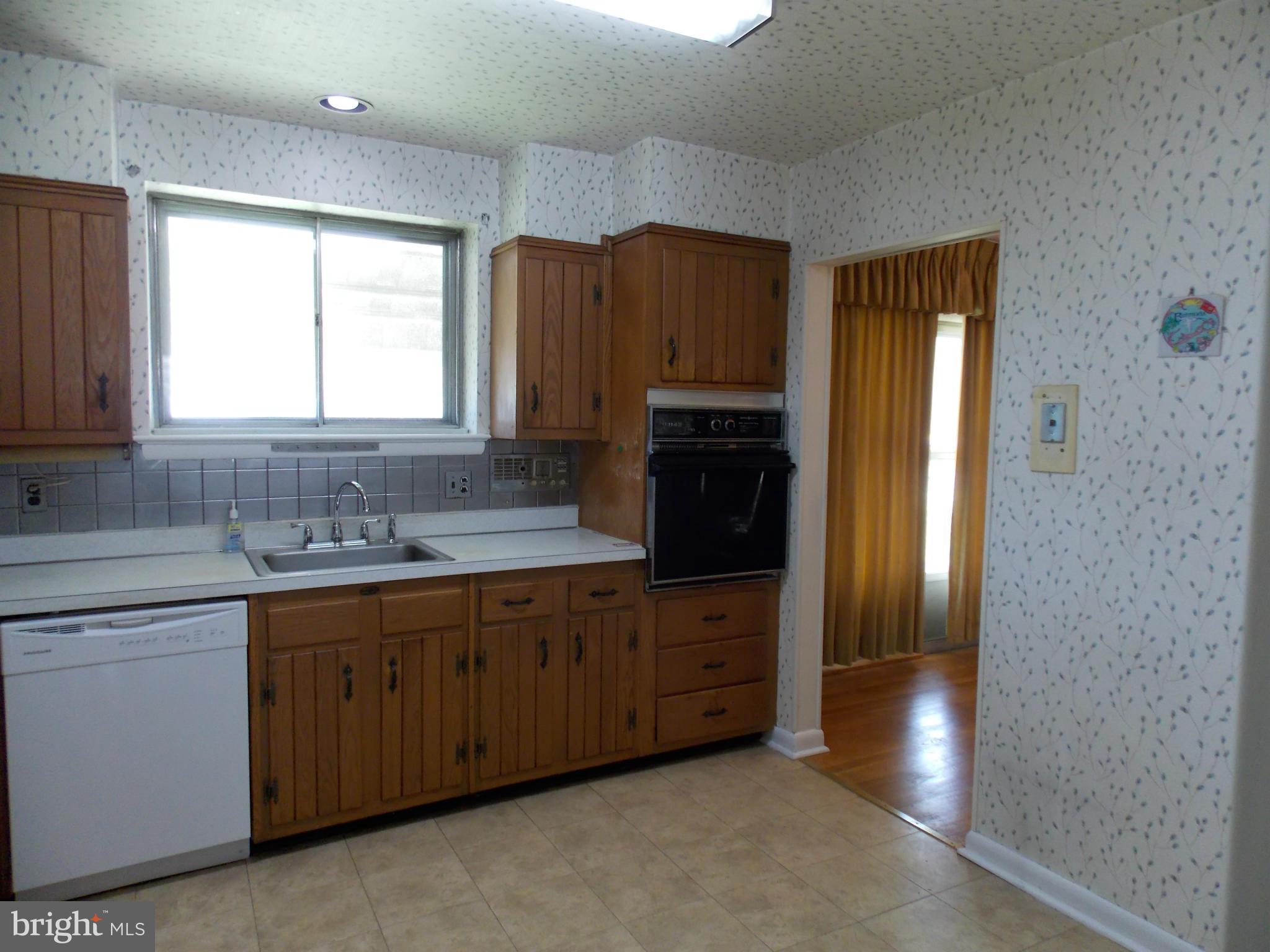 11000 Inwood Avenue Silver Spring, MD 20902 - Photo 6 of 12 Kitchen