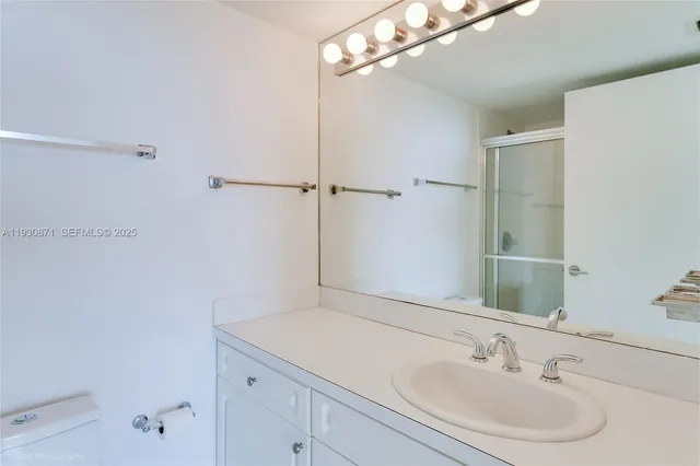 $4,250 | 5900 Collins Avenue, Unit 904, Miami Beach, FL 33140