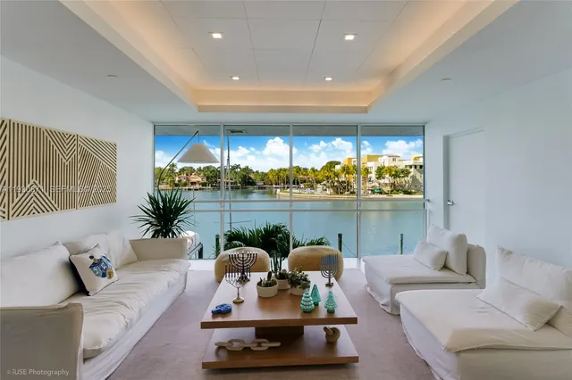 $4,250 | 5900 Collins Avenue, Unit 904, Miami Beach, FL 33140