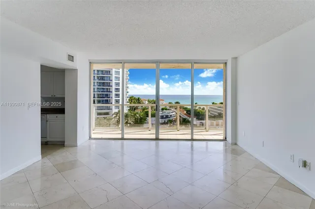 $4,250 | 5900 Collins Avenue, Unit 904, Miami Beach, FL 33140