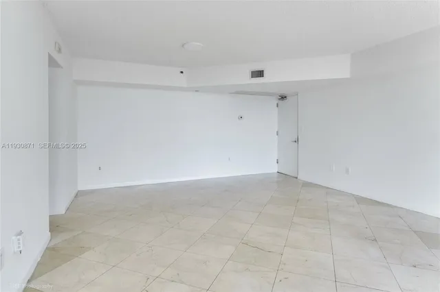 $4,250 | 5900 Collins Avenue, Unit 904, Miami Beach, FL 33140