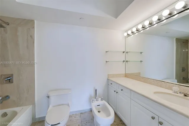 $4,250 | 5900 Collins Avenue, Unit 904, Miami Beach, FL 33140