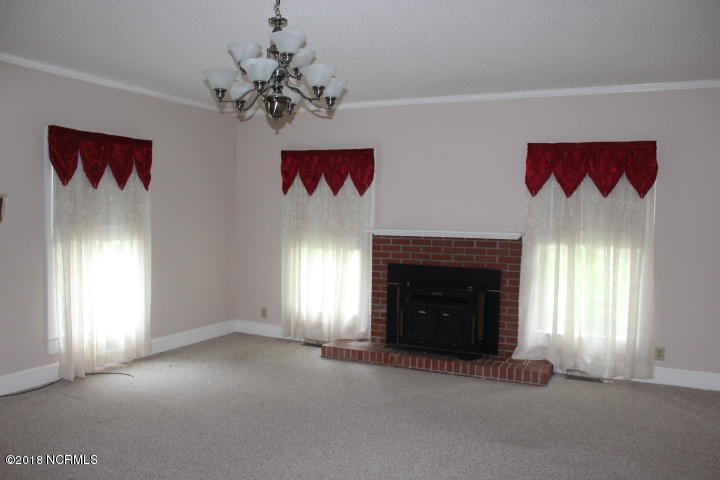 174 Starling Road Hubert, NC 28539 - Photo 8 of 16 Living room