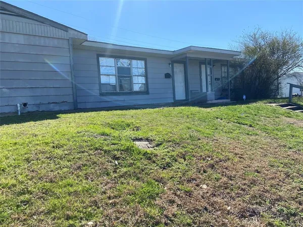 a view of a backyard of the house