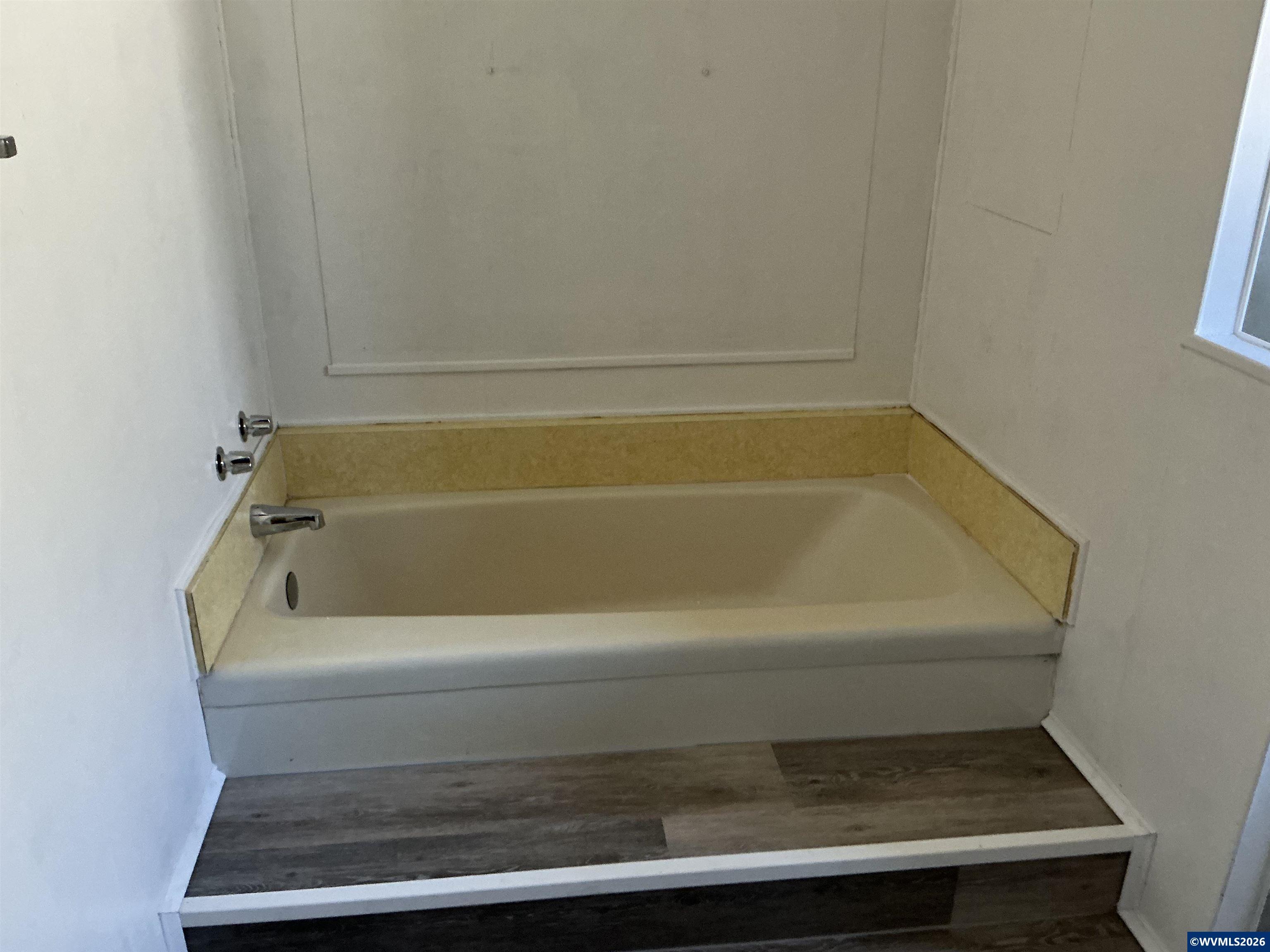5422 Portland Road Northeast, Unit 67 Salem, OR 97305 - Photo 37 of 45 a bathroom with a bathtub