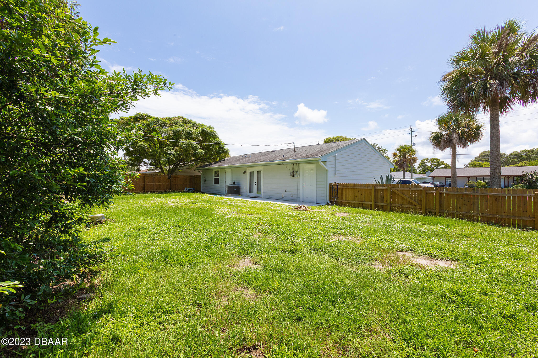 489 Wiltshire Boulevard Port Orange, FL 32127 - Photo 11 of 40 a backyard of a house with lots of green space and garden
