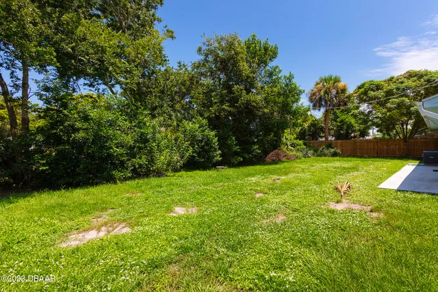 a view of yard with green space