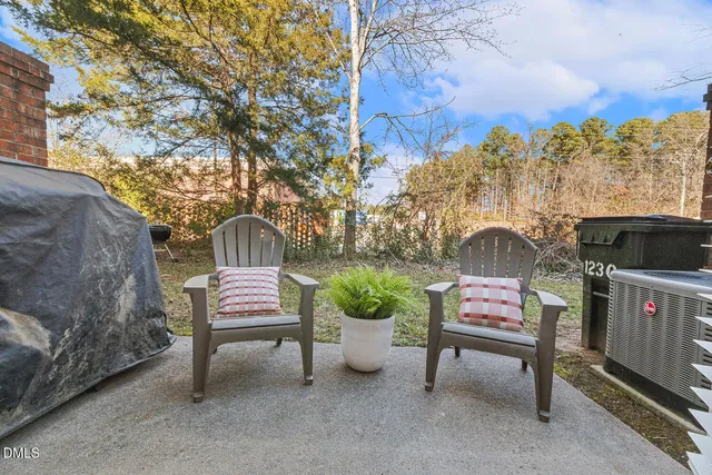 a bench sitting in backside of a building