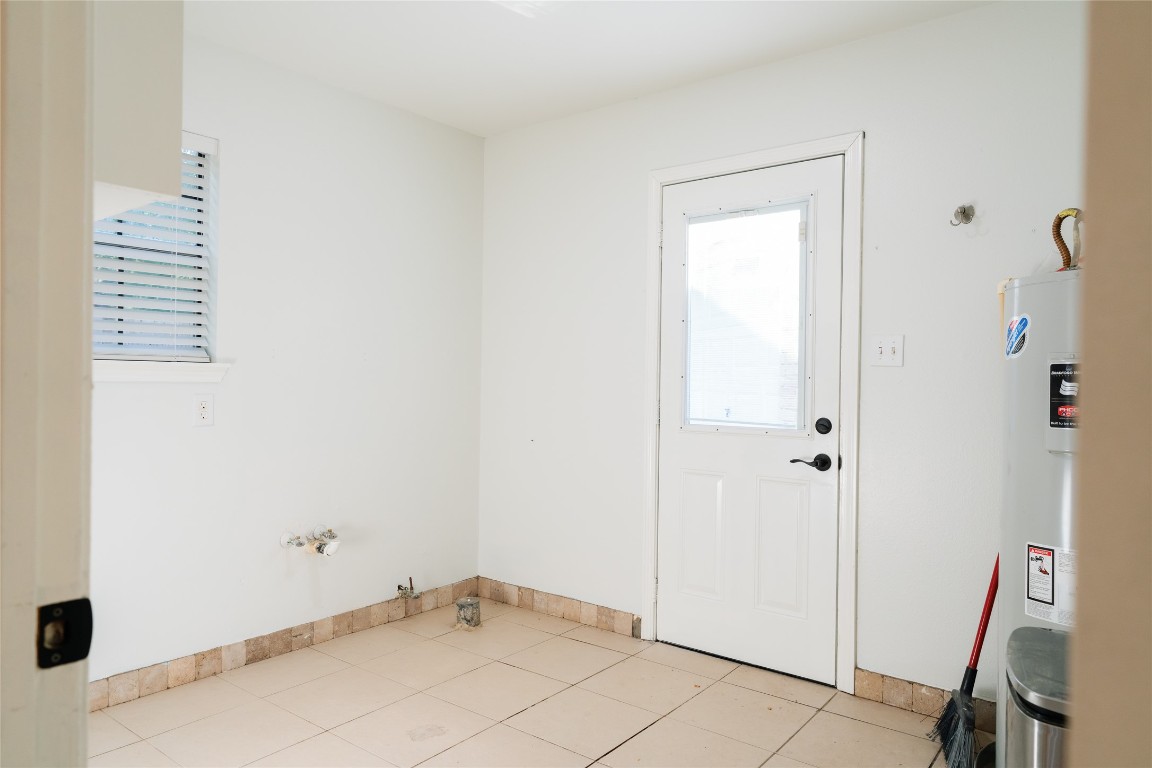 13002 Cedarhurst Circle Austin, TX 78729 - Photo 16 of 40 a view of bathroom