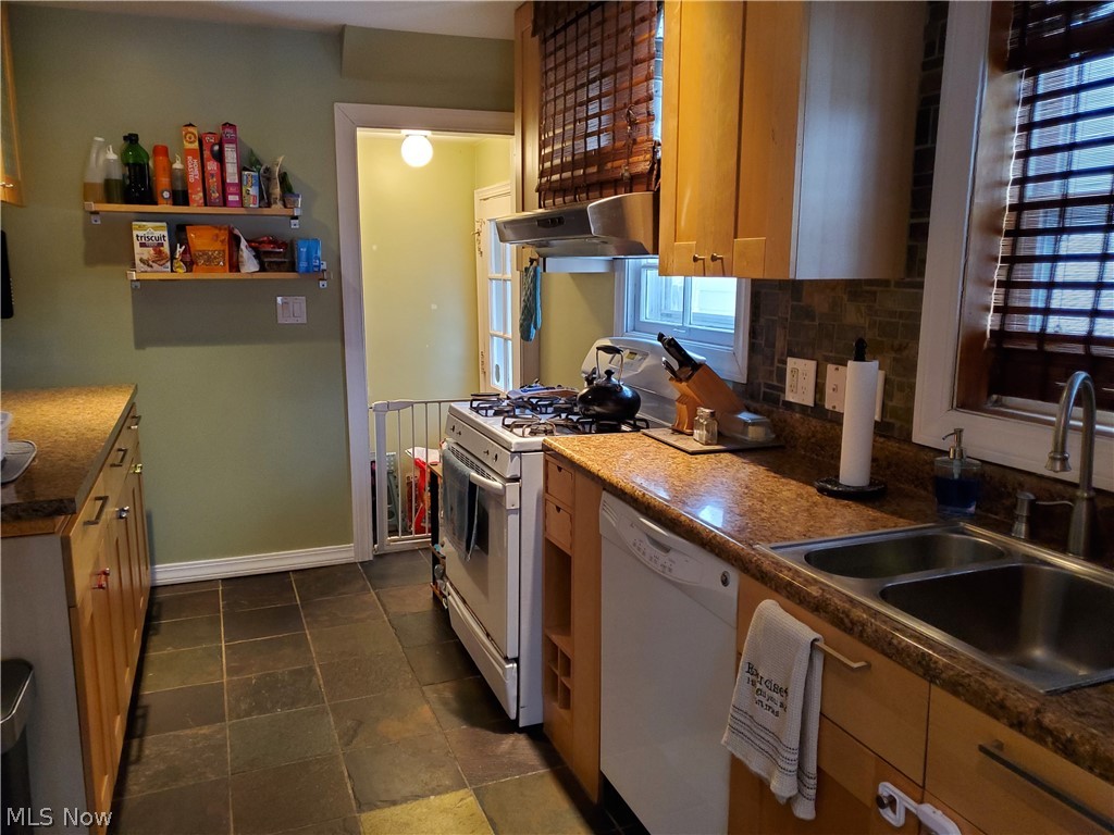 4198 Stilmore Road Cleveland, OH 44121 - Photo 4 of 35