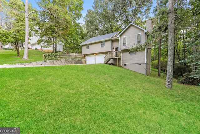 a view of a house with backyard and garden