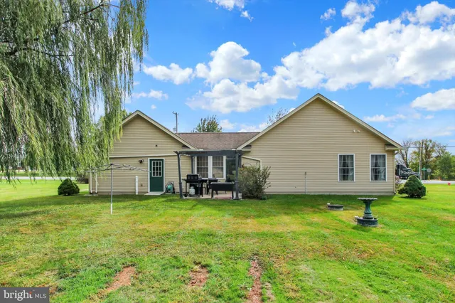 a view of a house with yard
