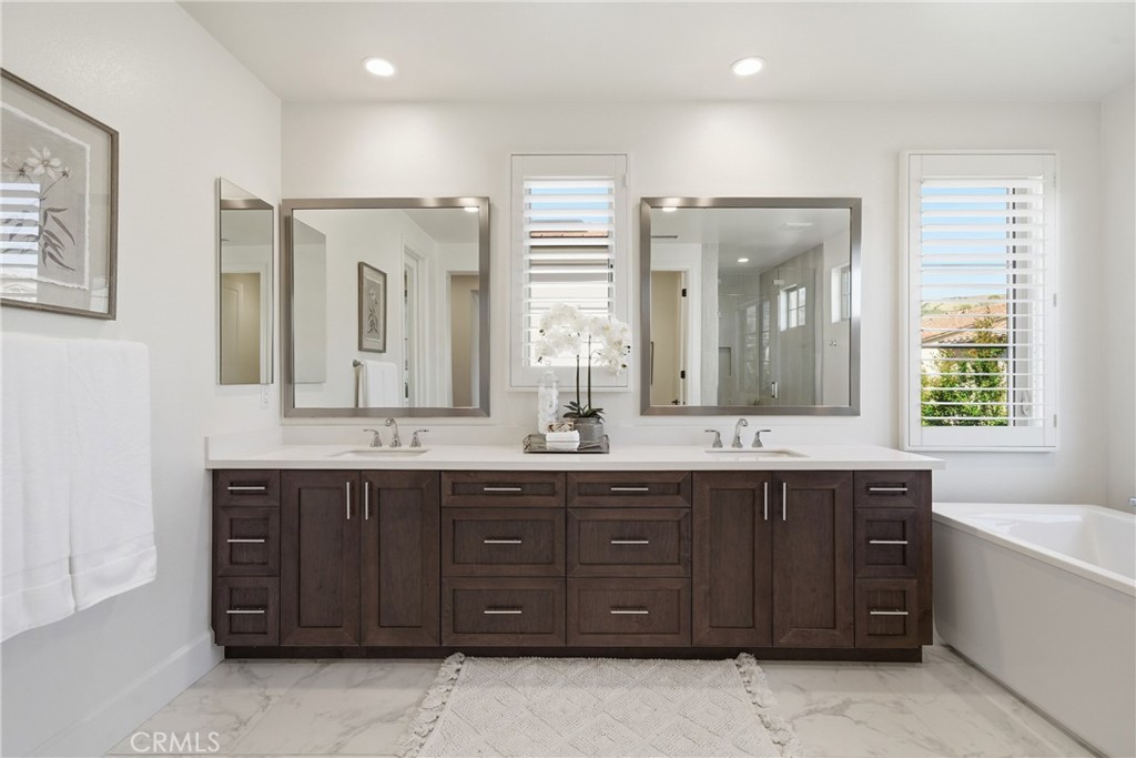 84 Rockinghorse Irvine, CA 92602 - Photo 20 of 41 Primary Bathroom