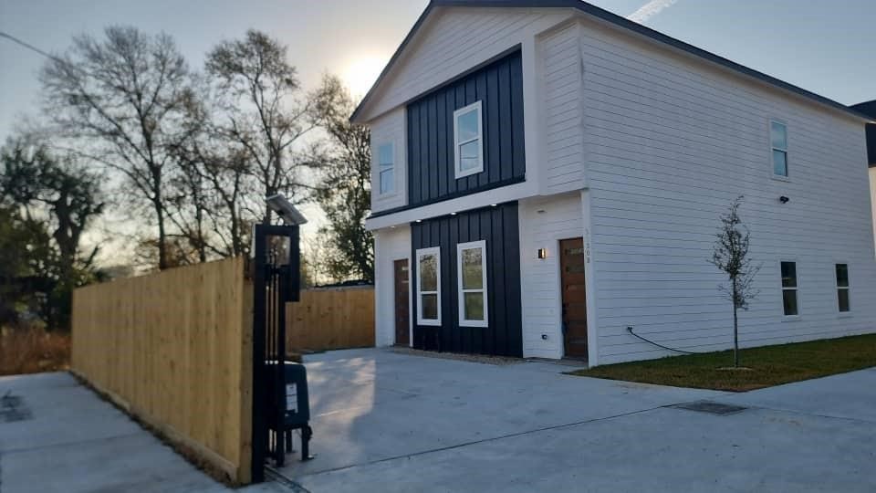 5130 Clover Street, Unit B Houston, TX 77033 - Photo 4 of 12