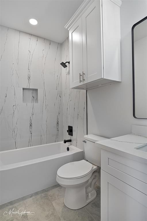 674 Rambin Road Stonewall, LA 71078 - Photo 18 of 26 a bathroom with a toilet a sink and bathtub