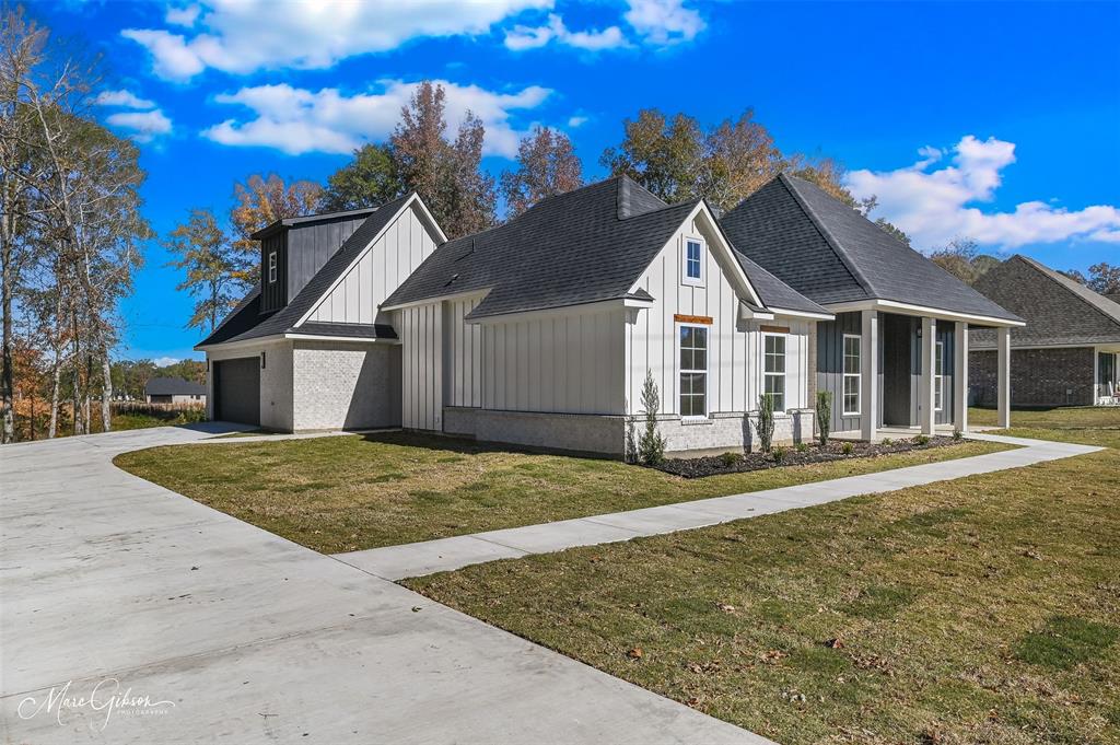 674 Rambin Road Stonewall, LA 71078 - Photo 2 of 26 a front view of a house with a yard