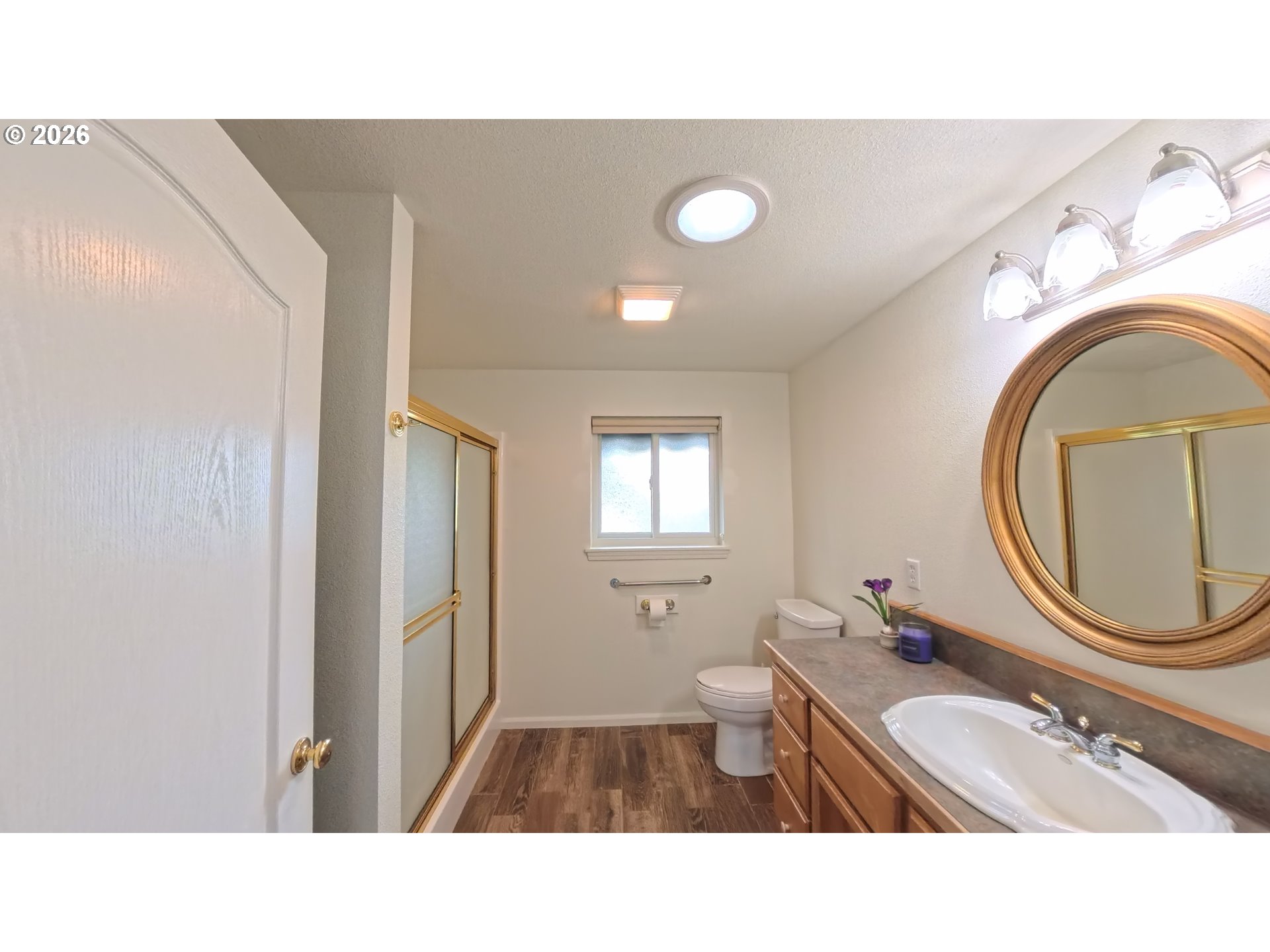 1732 Del Rio Road Roseburg, OR 97471 - Photo 16 of 39 a bathroom with a sink a mirror and a bathtub