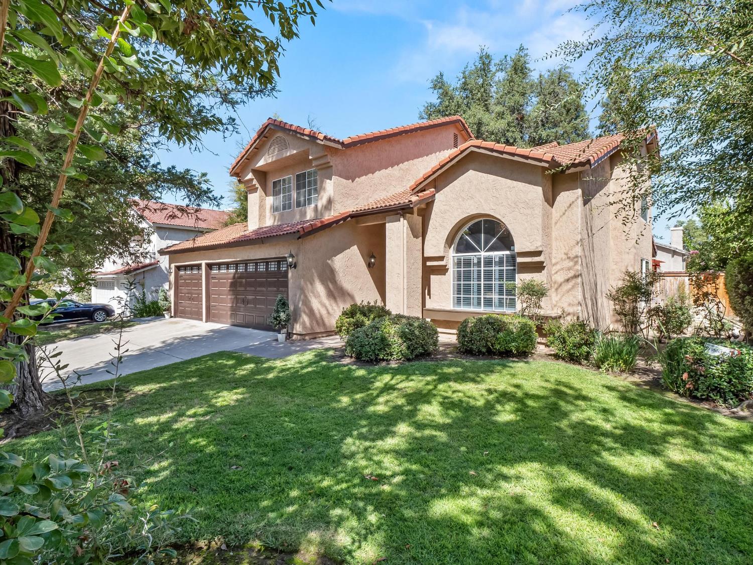 962 East Buckhill Road Fresno, CA 93720 - Photo 2 of 46