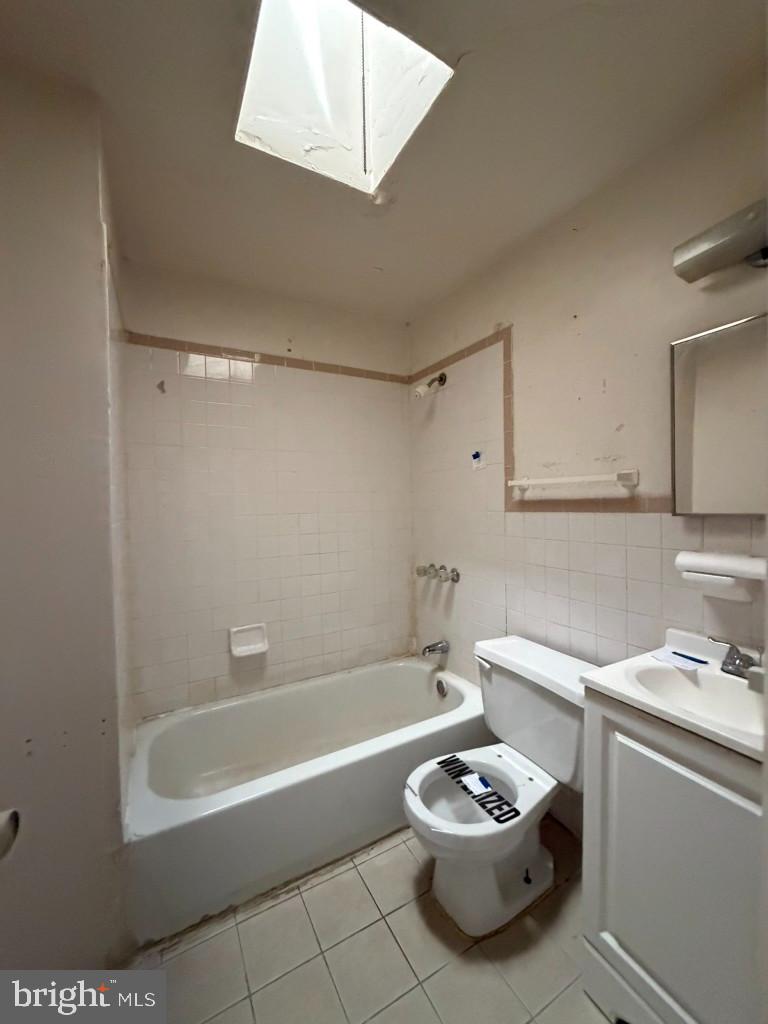 4519 Pall Mall Road Baltimore, MD 21215 - Photo 17 of 19 a bathroom with a bathtub a sink and a mirror