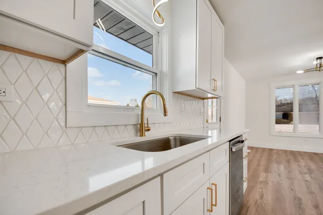 a close view of sink and tap