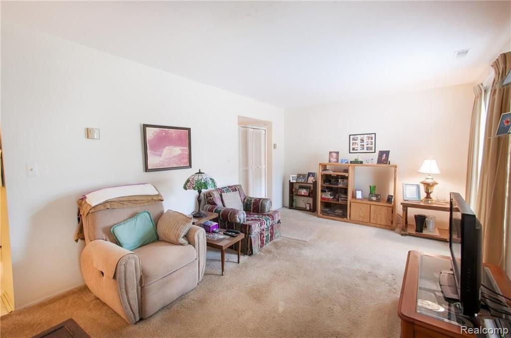 513 East University Drive, Unit 703 Rochester, MI 48307 - Photo 7 of 23