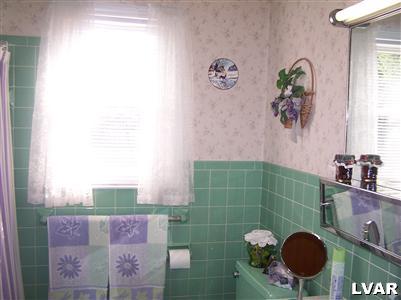 722 Charles Road Phillipsburg, NJ 08865 - Photo 9 of 10 main bathroom
