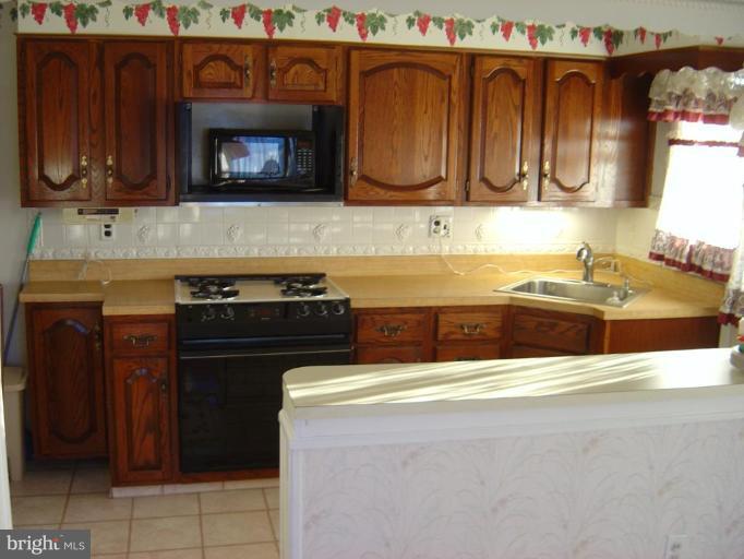 2000 Jasmine Road Dundalk, MD 21222 - Photo 4 of 17 Kitchen